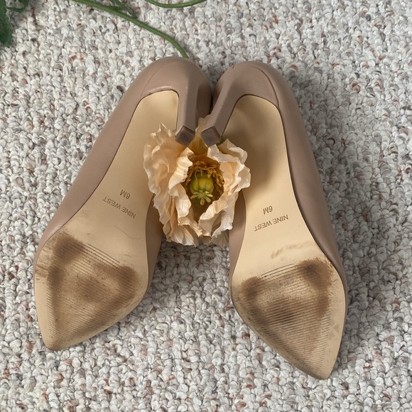 Nine West Natural Tatiana' Pointy Toe Pump size 6M - Picture 4 of 10